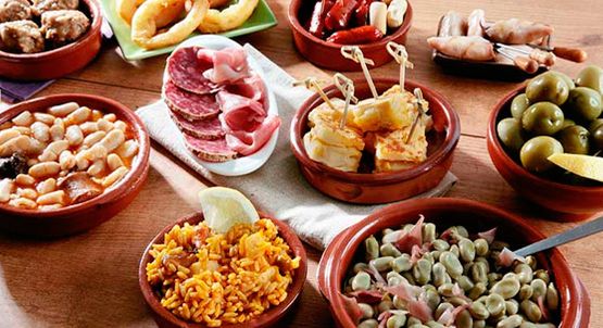 Bar Ventorro Villa-Rosa mesa con diferentes platos de comida